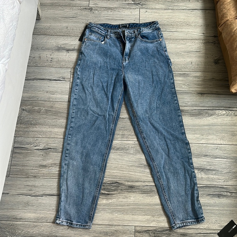 PRETTYLITTLETHING mid blue bum rip mom jean